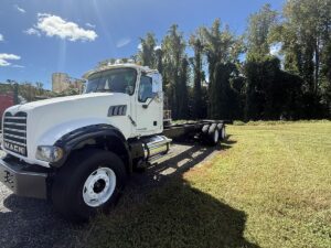 Drilling Large Used 2009 Mack Gu 713 Cab Chassis