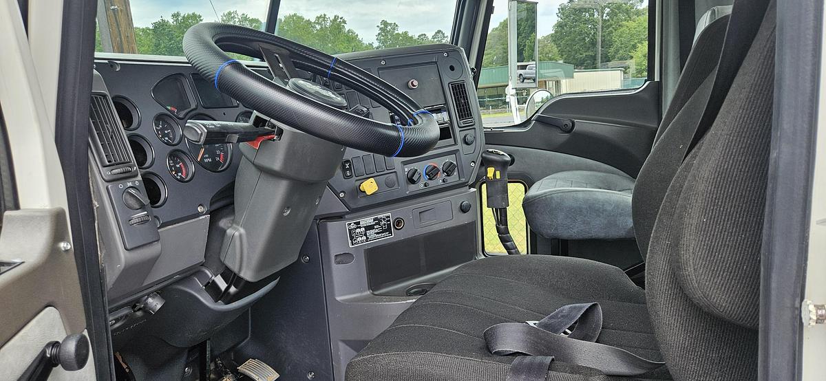2007 Mack Ctp 713 Cab And Chassis 2 2007 Mack Ctp 713 Cab And Chassis - Image 2